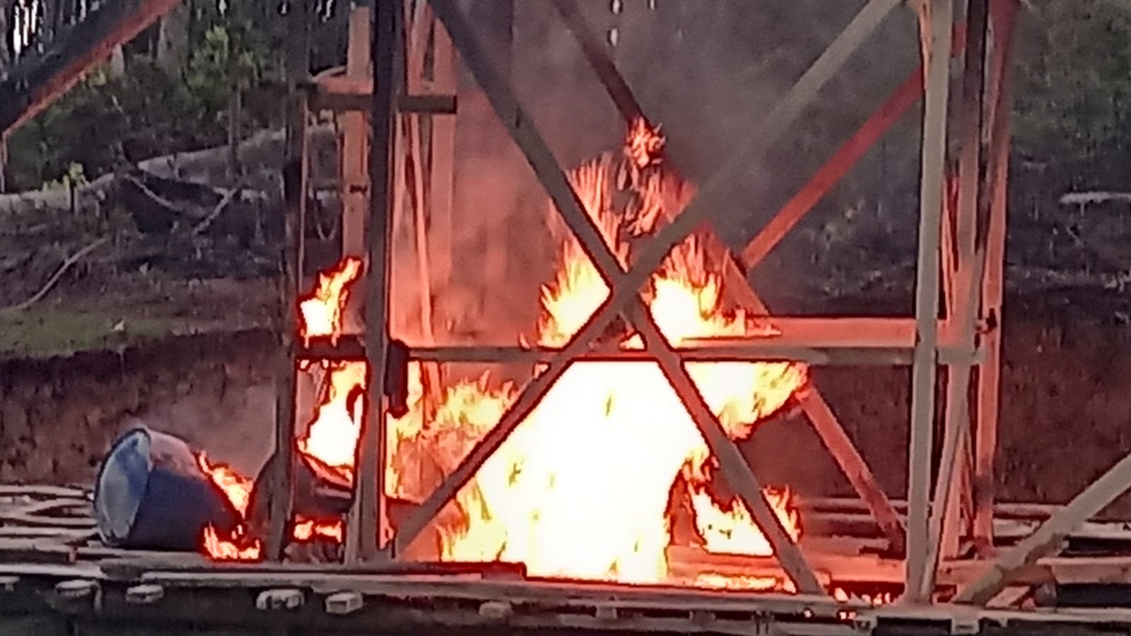 Polsek Kuantan Hilir Musnahkan Rakit PETI Kali Ini 5 Unit Di Desa Rawang Ogung Kecamatan Kuantan Hil